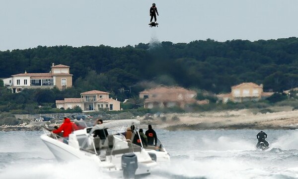 Γάλλος σπάει το παγκόσμιο ρεκόρ πετώντας με Hoverboard