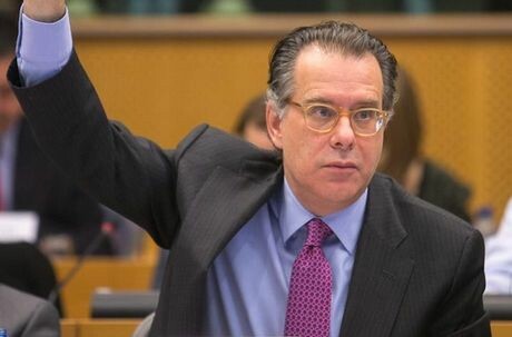 Ποια πήγε κι άπλωσε τα ρούχα στην ταρατσα;