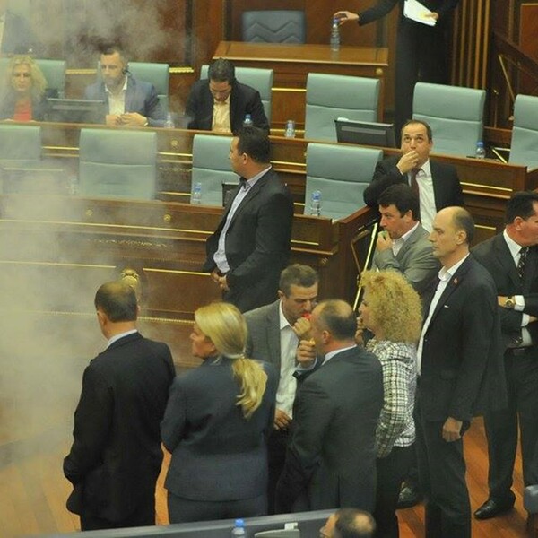 Έριξαν ξανά δακρυγόνο μέσα στη βουλή του Κοσόβου