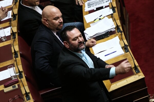 H χτεσινοβραδινή συζήτηση και ψηφοφορία στη Βουλή, μέσα από 26 φωτογραφίες