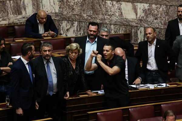 H χτεσινοβραδινή συζήτηση και ψηφοφορία στη Βουλή, μέσα από 26 φωτογραφίες