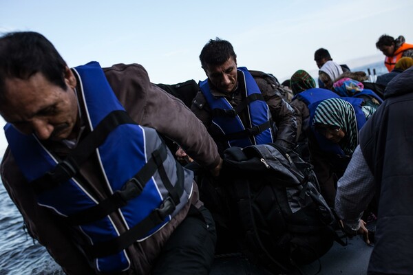Handelsblatt: «Η Αθήνα δεν μπορεί απλά να σταματήσει το κύμα προσφύγων»