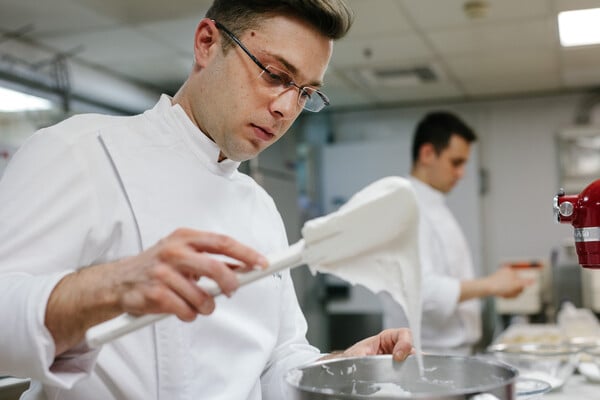 Πώς να φτιάξεις πάβλοβα σε 9 βήματα, με τον pastry chef του ξενοδοχείου «King George»