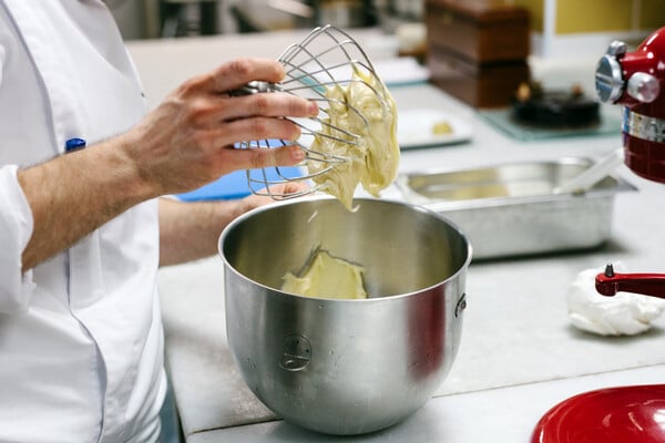 Πώς να φτιάξεις πάβλοβα σε 9 βήματα, με τον pastry chef του ξενοδοχείου «King George»