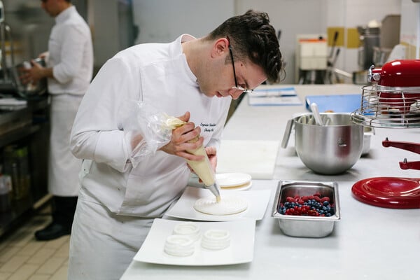 Πώς να φτιάξεις πάβλοβα σε 9 βήματα, με τον pastry chef του ξενοδοχείου «King George»