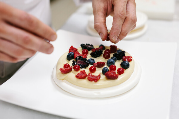 Πώς να φτιάξεις πάβλοβα σε 9 βήματα, με τον pastry chef του ξενοδοχείου «King George»