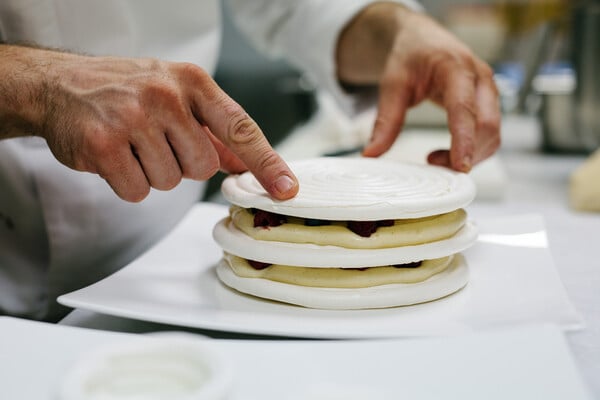 Πώς να φτιάξεις πάβλοβα σε 9 βήματα, με τον pastry chef του ξενοδοχείου «King George»