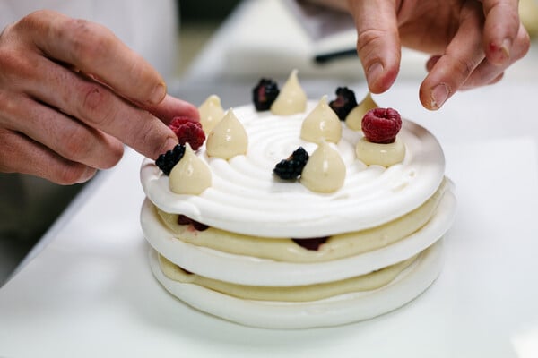 Πώς να φτιάξεις πάβλοβα σε 9 βήματα, με τον pastry chef του ξενοδοχείου «King George»