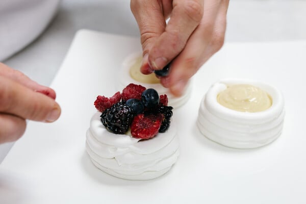 Πώς να φτιάξεις πάβλοβα σε 9 βήματα, με τον pastry chef του ξενοδοχείου «King George»