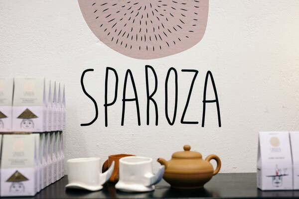 Sparoza στα Εξάρχεια: το πιο τέλειο μείγμα λεμονιού - πορτοκαλιού και το πιο μυρωδάτο τσάι
