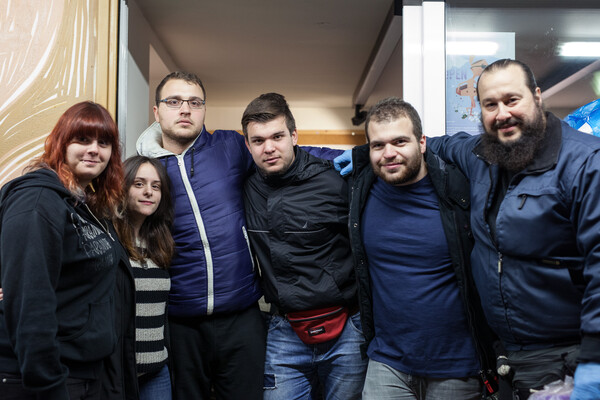 Αυτοί οι πέντε φοιτητές βοηθούν τους άστεγους και τα αδέσποτα της Αθήνας