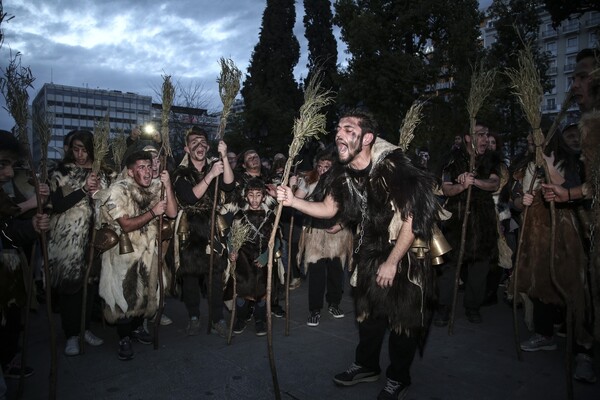 To Zombie Walk επέστρεψε -Δεκάδες ζόμπι Αθηναίοι έσπειραν τον τρόμο διασκεδάζοντας στο κέντρο της πόλης