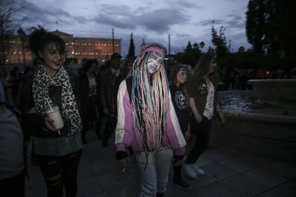 To Zombie Walk επέστρεψε -Δεκάδες ζόμπι Αθηναίοι έσπειραν τον τρόμο διασκεδάζοντας στο κέντρο της πόλης