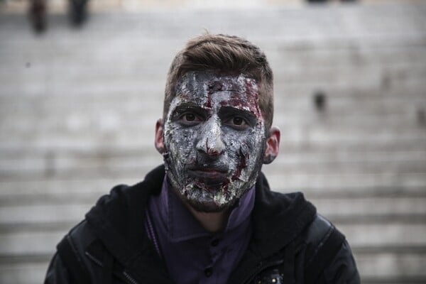 To Zombie Walk επέστρεψε -Δεκάδες ζόμπι Αθηναίοι έσπειραν τον τρόμο διασκεδάζοντας στο κέντρο της πόλης