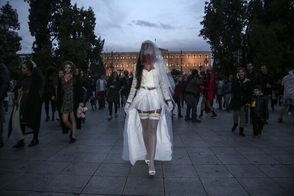 To Zombie Walk επέστρεψε -Δεκάδες ζόμπι Αθηναίοι έσπειραν τον τρόμο διασκεδάζοντας στο κέντρο της πόλης