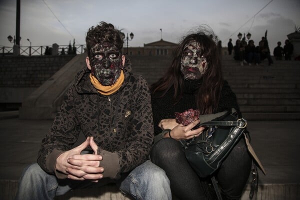 To Zombie Walk επέστρεψε -Δεκάδες ζόμπι Αθηναίοι έσπειραν τον τρόμο διασκεδάζοντας στο κέντρο της πόλης