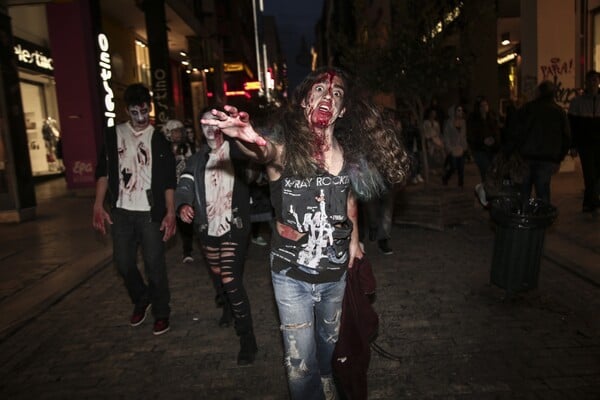 To Zombie Walk επέστρεψε -Δεκάδες ζόμπι Αθηναίοι έσπειραν τον τρόμο διασκεδάζοντας στο κέντρο της πόλης