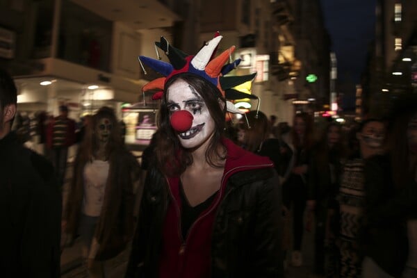 To Zombie Walk επέστρεψε -Δεκάδες ζόμπι Αθηναίοι έσπειραν τον τρόμο διασκεδάζοντας στο κέντρο της πόλης