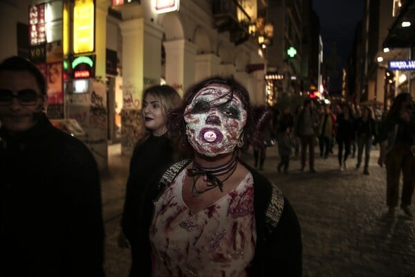 To Zombie Walk επέστρεψε -Δεκάδες ζόμπι Αθηναίοι έσπειραν τον τρόμο διασκεδάζοντας στο κέντρο της πόλης