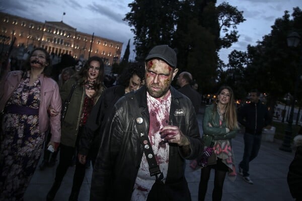 To Zombie Walk επέστρεψε -Δεκάδες ζόμπι Αθηναίοι έσπειραν τον τρόμο διασκεδάζοντας στο κέντρο της πόλης