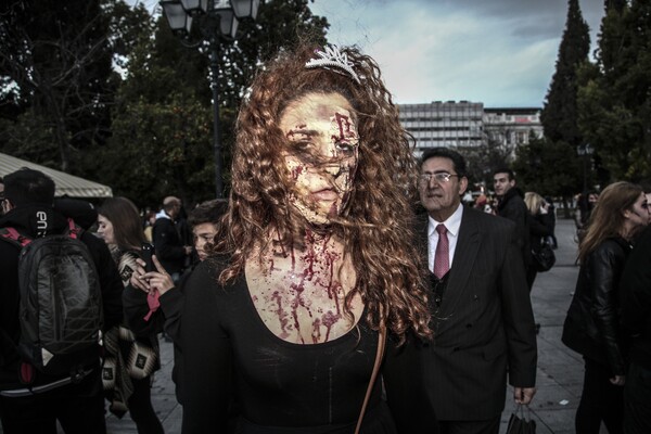 To Zombie Walk επέστρεψε -Δεκάδες ζόμπι Αθηναίοι έσπειραν τον τρόμο διασκεδάζοντας στο κέντρο της πόλης
