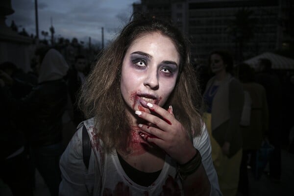 To Zombie Walk επέστρεψε -Δεκάδες ζόμπι Αθηναίοι έσπειραν τον τρόμο διασκεδάζοντας στο κέντρο της πόλης