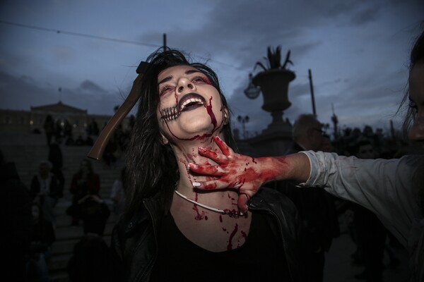 To Zombie Walk επέστρεψε -Δεκάδες ζόμπι Αθηναίοι έσπειραν τον τρόμο διασκεδάζοντας στο κέντρο της πόλης