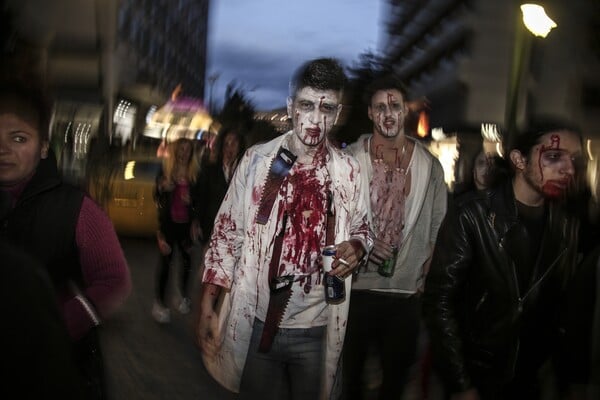 To Zombie Walk επέστρεψε -Δεκάδες ζόμπι Αθηναίοι έσπειραν τον τρόμο διασκεδάζοντας στο κέντρο της πόλης