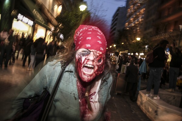 To Zombie Walk επέστρεψε -Δεκάδες ζόμπι Αθηναίοι έσπειραν τον τρόμο διασκεδάζοντας στο κέντρο της πόλης