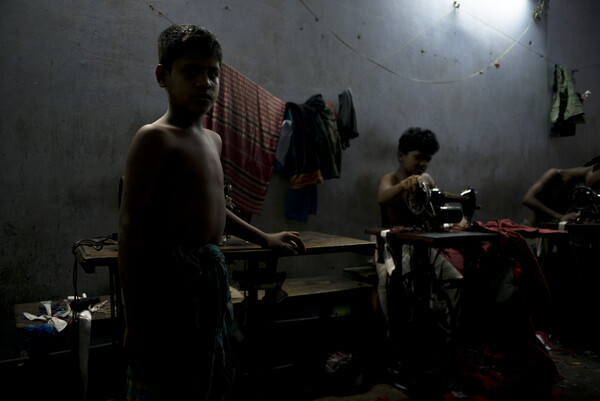 Μέσα στα εργοστάσια παιδικής εργασίας του Μπαγκλαντές