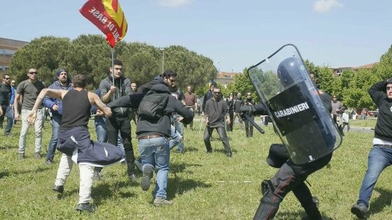 Ιταλία: Συγκρούσεις διαδηλωτών και αστυνομίας στην Πίζα την "Ημέρα του ίντερνετ"