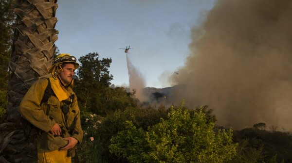 Mεγάλη φωτιά καταστρέφει και απειλεί σπίτια στο Λος Άντζελες