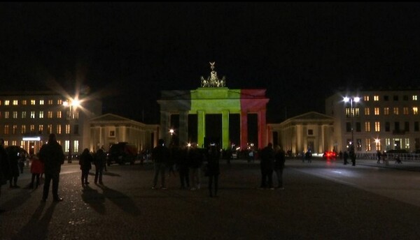 Ο Πύργος του Άιφελ και μνημεία σε όλη την Ευρώπη φωτίζονται στα χρώματα του Βελγίου