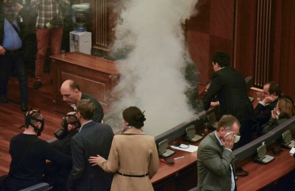 Νέος γύρος δακρυγόνων μέσα στη Βουλή του Κοσόβου