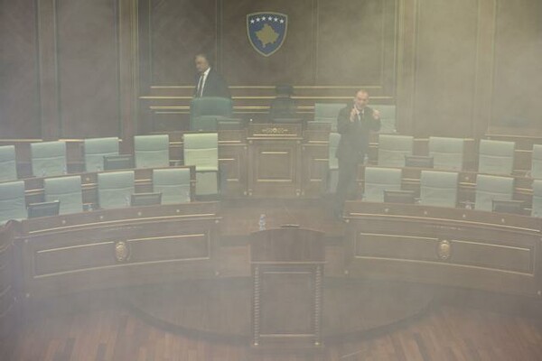 Νέος γύρος δακρυγόνων μέσα στη Βουλή του Κοσόβου