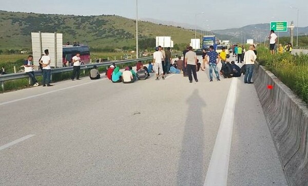 Κλειστή η Εγνατία οδός από πρόσφυγες που κάνουν καθιστική διαμαρτυρία