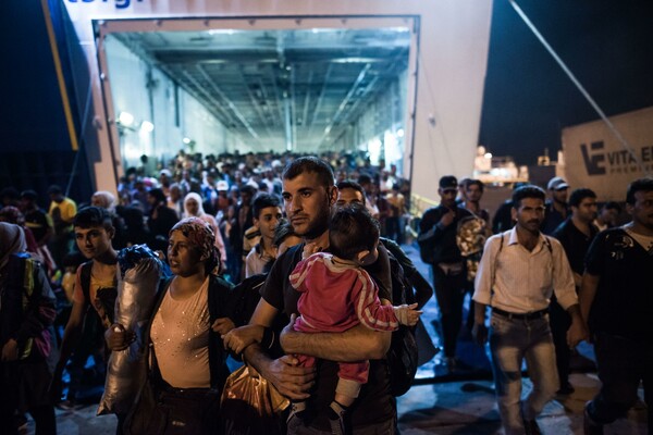 Περισσότεροι από 6 χιλ. πρόσφυγες και μετανάστες το πρωί στον Πειραιά