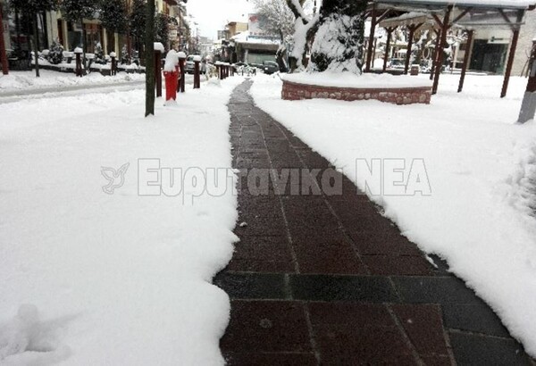 Στο Καρπενήσι, τα πρώτα πεζοδρόμια που λιώνουν το χιόνι