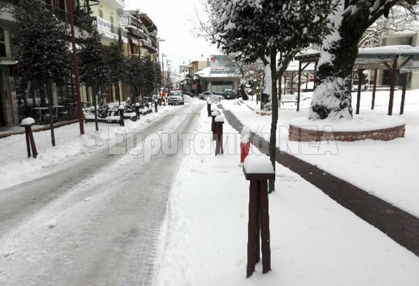 Στο Καρπενήσι, τα πρώτα πεζοδρόμια που λιώνουν το χιόνι