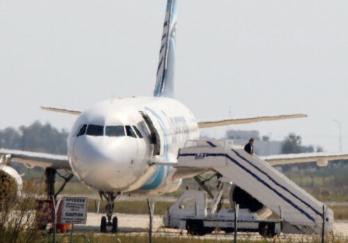 Όμηρος του αεροπειρατή πόζαρε μαζί του μέσα στο αεροπλάνο και έστελνε σε φίλους του τη φωτογραφία