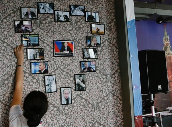 Ρωσία: Στο νέο καφέ «Πούτιν» το χαρτί υγείας έχει το πρόσωπο του Ομπάμα