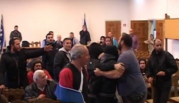 Βόλος: Βίντεο από τη χθεσινή επίθεση των αγνώστων σε στέλεχος της Χρυσής Αυγής στο Δημαρχείο Βόλου