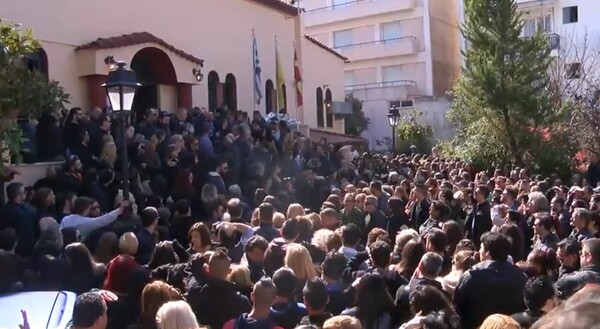 Xαμός από κόσμο που ήθελε να μπει στην εκκλησία για τον Παντελίδη