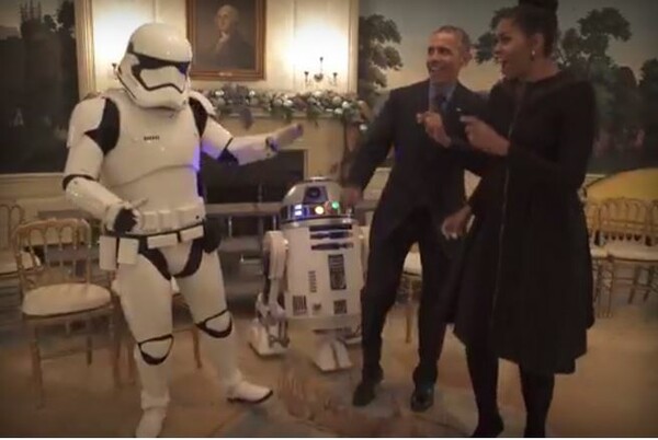 To ζεύγος Ομπάμα γιορτάζει την ημέρα «Star Wars» και χορεύει φανταστικά παρέα με τους Stormtroopers (βίντεο)