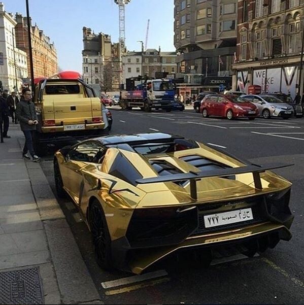 Αυτός είναι ο μυστηριώδης κροίσος που έχει αναστατώσει το Λονδίνο με τα χρυσά υπερπολυτελή αυτοκίνητά του