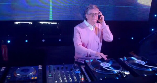 O Bill Gates κάνει τον DJ σε party για τις ανάγκες του φιλανθρωπικού του ιδρύματος (βίντεο)