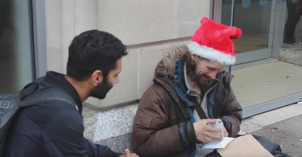 Βίντεο: Νεαρός μουσουλμάνος μοιράζει χριστουγεννιάτικα δώρα στους άστεγους του Λονδίνου