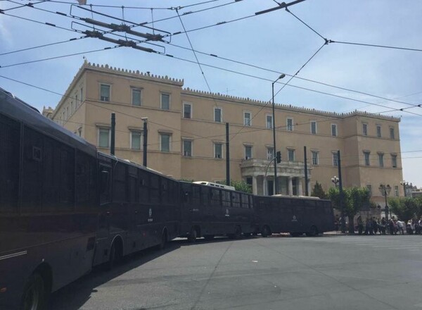 Κλούβες έχουν περικυκλώσει τη Βουλή - Σε εξέλιξη τα συλλαλητήρια στο Σύνταγμα