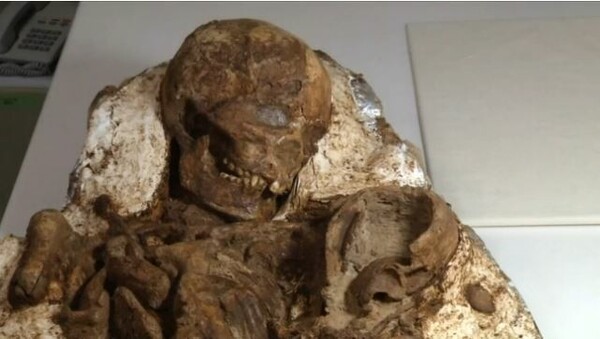 Aνακαλύφθηκε το απολίθωμα μιας μητέρας που κρατά αγκαλιά το μωρό της ηλικίας 4800 ετών