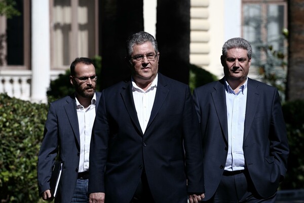 Το ΚΚΕ "τρολάρει" τον ΣΥΡΙΖΑ φέρνοντας στη Βουλή ό,τι είχε υποσχεθεί για μισθούς και συμβάσεις